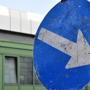 Ein Schild.
OOC, D90