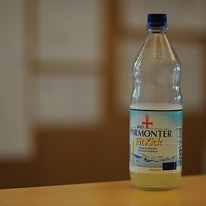 OOC mit D700 und Samyang 85/1.4 bei ISO 200, f/1.4 (JPEG Fine "S", AWB, Zeitautomatik). Der Hintergrund hat eine Holzstruktur und ist mit Rillen verse