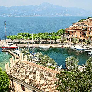 Hafen von Torri del Benaco