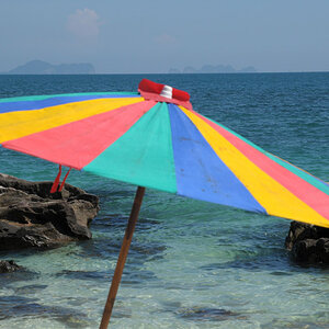 Khai Island mit Phi Phi Island im Hintergrund