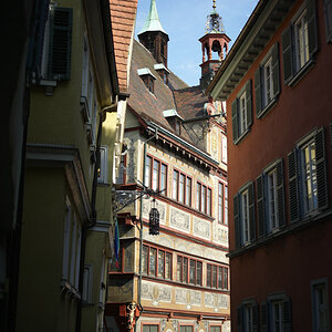 Blick auf das Rathaus von Tübingen, 15.08.2010. Nikon D700, Nikkor 2.8/45 mm AI-P. ISO 200, Offenblende 2.8, 1/2000 sec.
