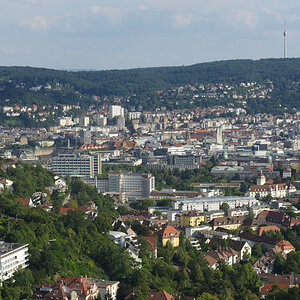 Stuttgart, 09.05.2010, später Nachmittag. Blick vom Bismarckturm auf die Stadtmitte. 

Nikon D700, Zoom-Nikkor 4.5/80-200 mm AI. Brennweite 80 mm, ISO