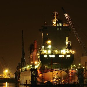 Trockendock bei Nacht