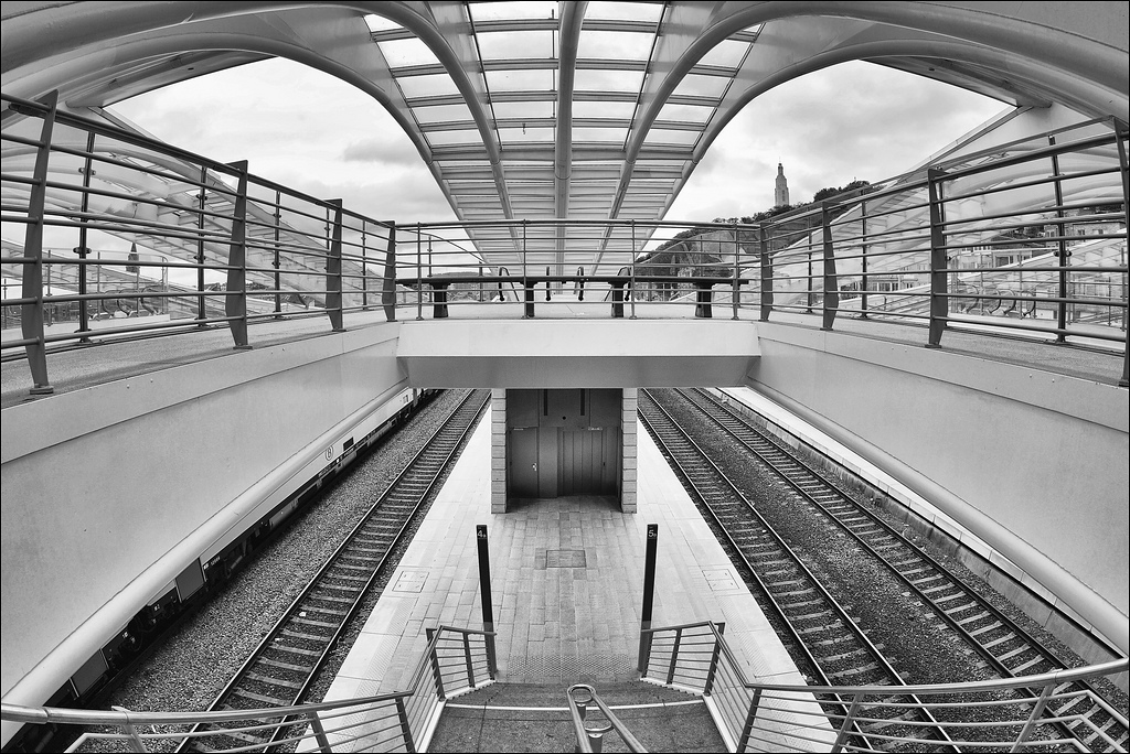 Über dem Bahnsteig