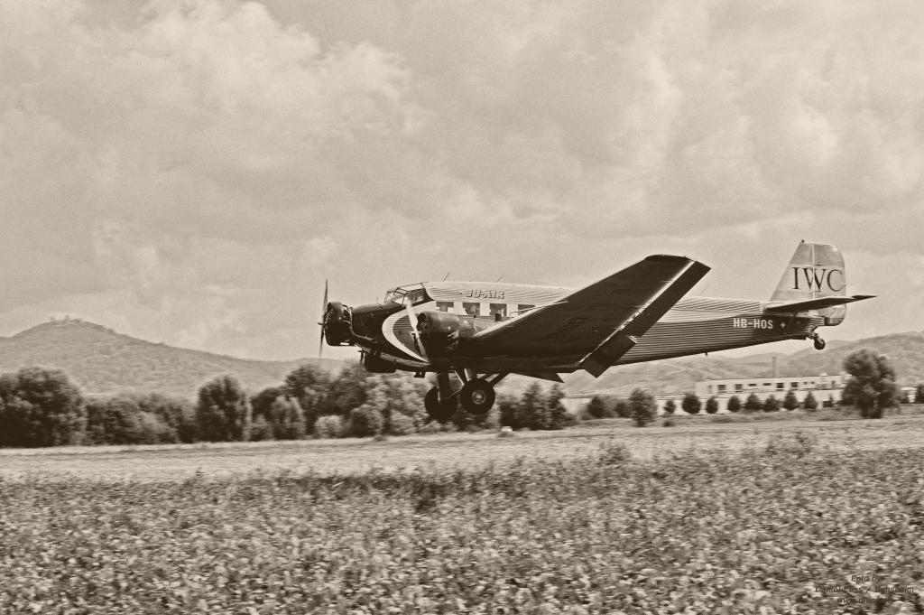 „historischer Mitzieher“ Landeanflug einer Junkers Ju52
Gesehen und aufgenommen während der Flugtage 2009 in Bensheim, Flugplatz Bensheim / Fehlheim; 