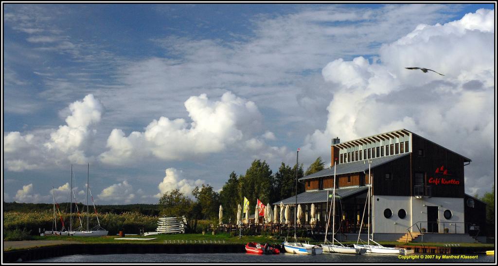 •Cafe Knatter•
Am Achterwasser von Ückeritz auf USEDOM.
Nikon D200 mit Nikkor AF-S DX 3,5-4,5/18-70mm G IF ED und Heliopan Polarisations Filter.
