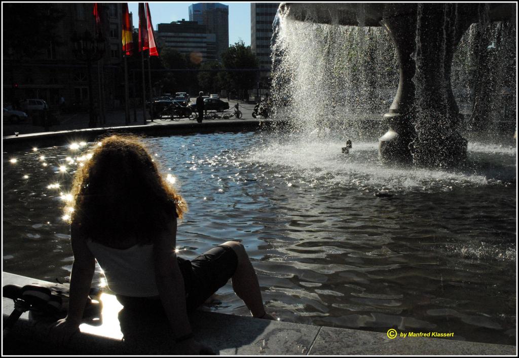 •Relax am Brunnen vor der alten Oper•
Nikon D200 mit Nikkor AF-S DX 3,5-4,5/18-70mm G IF ED.