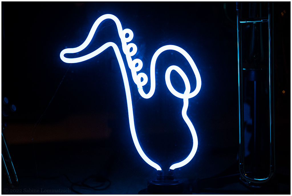 001 Saxofon als Lampe im Schaufenster
