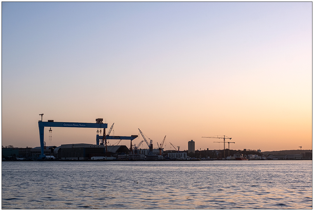 014 Sonnenuntergang an der Kieler Innenförde mit Werftkran im Hintergrund