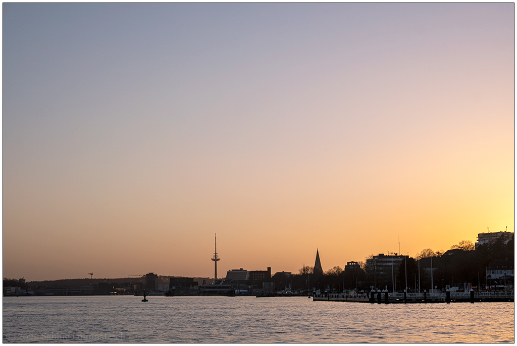 015 Sonnenuntergang an der Kieler Innenförde mit Fernsehturm im Hintergrund