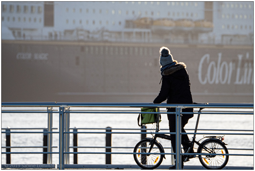 028 027 Kiel - Schiffegucken an der Kiellinie geht auch mit Fahrrad