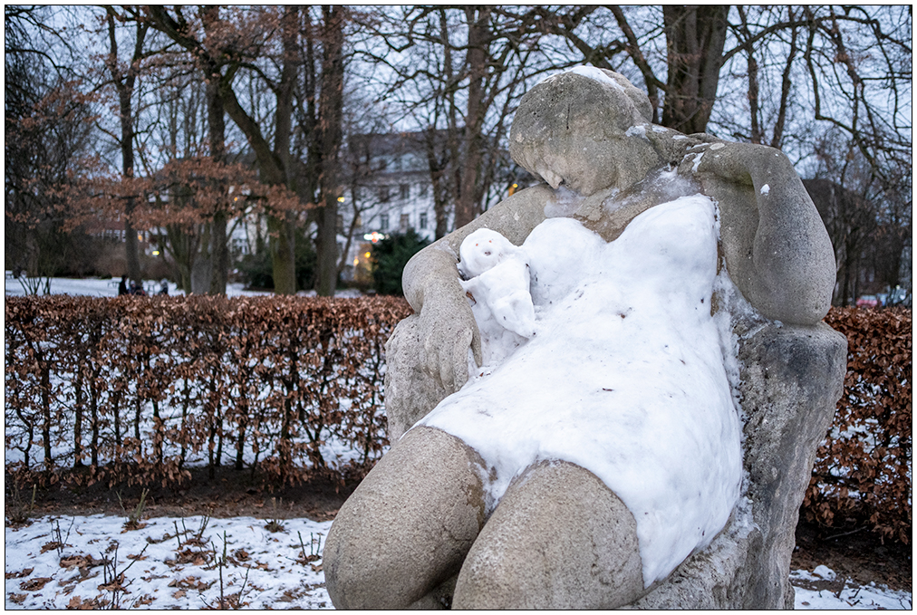049 "Die Schlummernde" mit Kleid und Baby