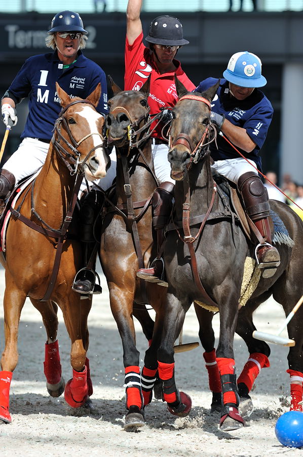 05 20100424 151143 airport polo