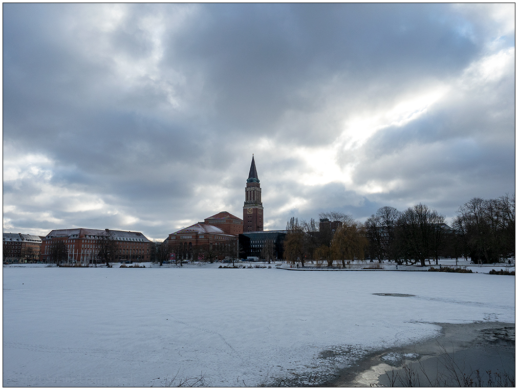 051 Kieler Rathaus und Opernhaus mit verschneitem Kleinen Kiel im Vordergrund