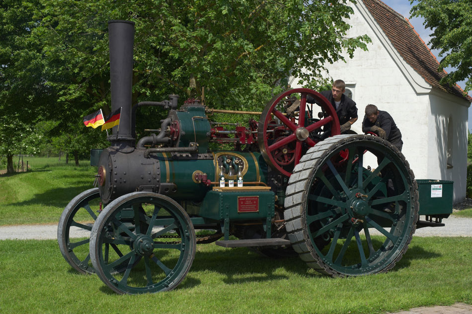 06.12.2010, Dampffest im Oberschwäbischen Museumsdorf Kürnbach bei Bad Schussenried. Eine Dampf-Zugmaschine made in Germany, Bauart Kemna Breslau, her