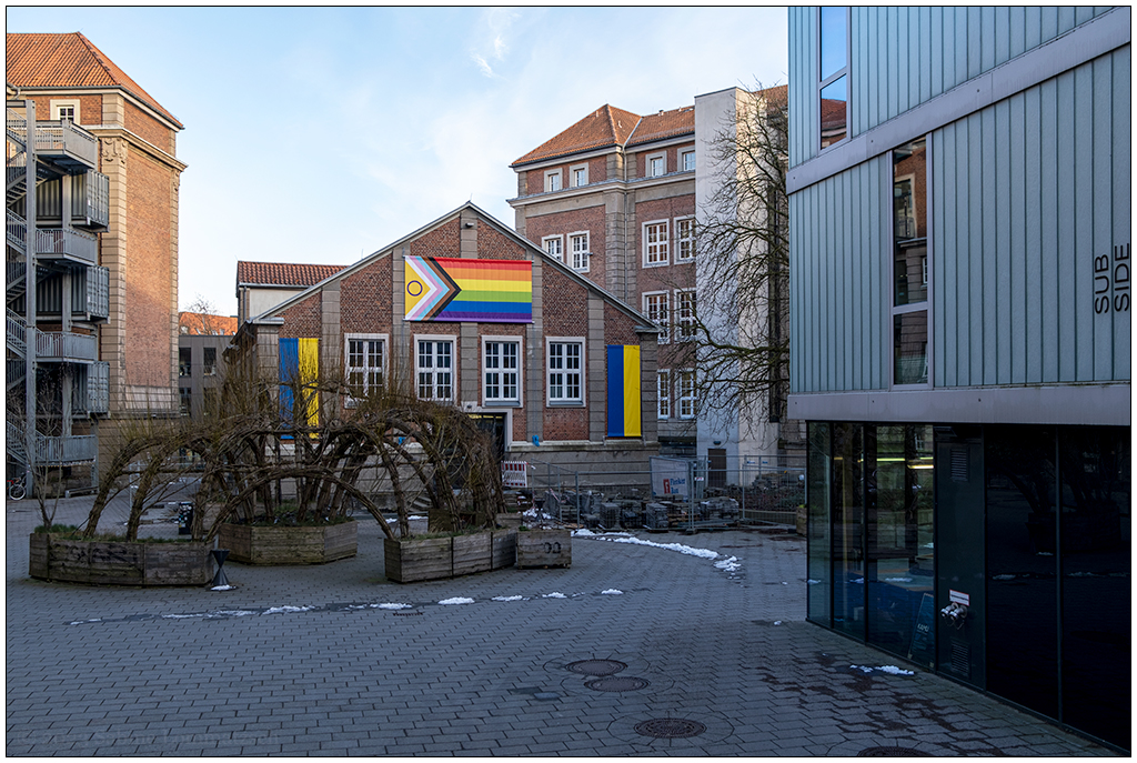 060 Muthesius Kunsthochshule Kiel mit Pride- und Ukraine-Beflaggung