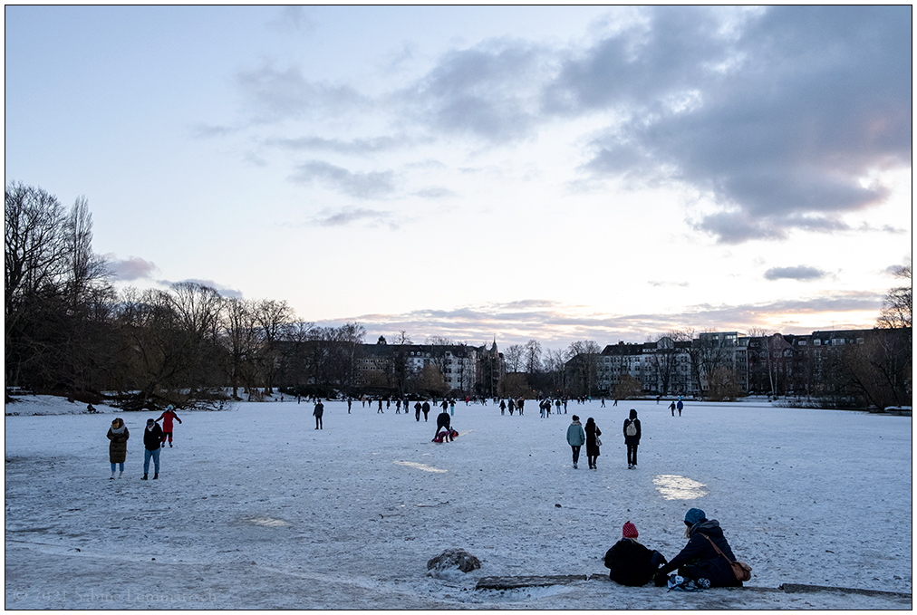 062 Schreventeich mit dünner Eisschicht und viel zu vielen Leuten