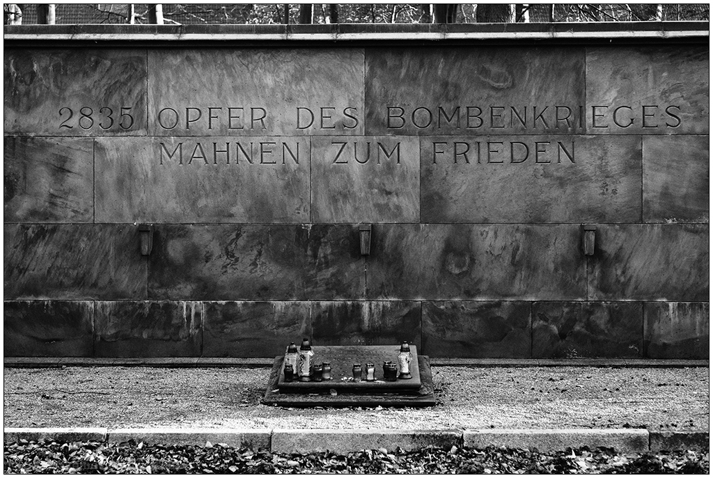 069 Eichhof Friedhof Kiel – Gedenkstätte Bombenopferfeld