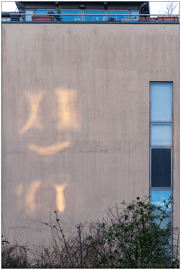 076 Fotospaziergang – Lächeln an einer Hauswand