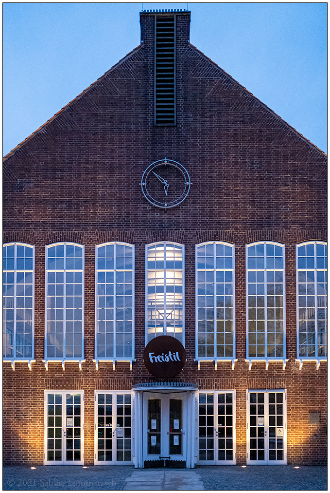 089 Lessinghalle in Kiel am Abend