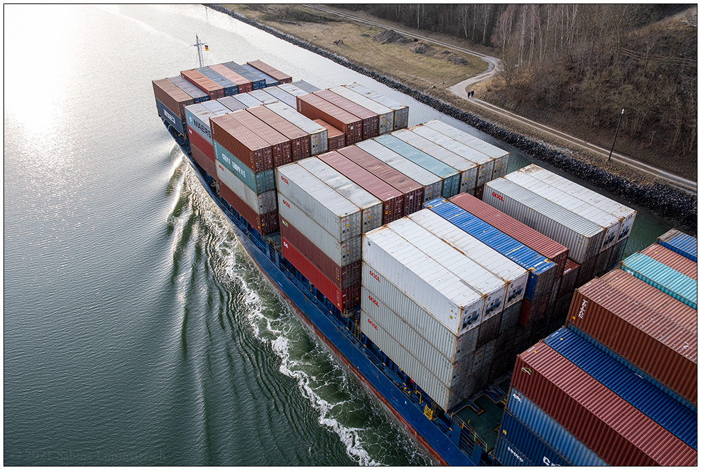 096 Am Nord-Ostsee-Kanal – Containerschiff von oben