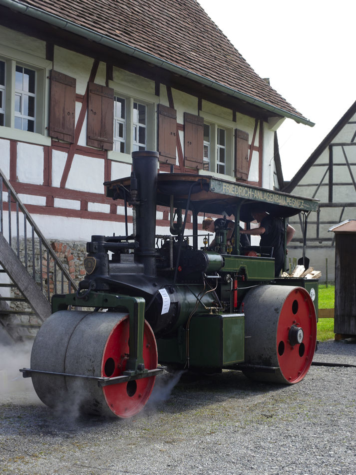 12.06.2010, Dampffest im Oberschwäbischen Museumsdorf Kürnbach bei Bad Schussenried. Eine Dampfwalze aus Bayern bei der Anfahrt. Hersteller der Maschi