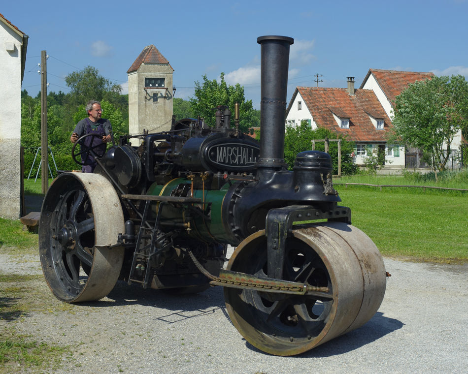 12.06.2010, Dampffest im Oberschwäbischen Museumsdorf Kürnbach bei Bad Schussenried. Es ist ein hartes Stück Arbeit, die alten Fahrzeuge mit ihren sim