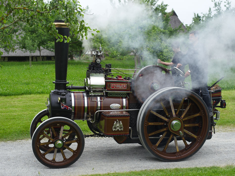 13.06.2010, Dampffest im Oberschwäbischen Museumsdorf Kürnbach bei Bad Schussenried. Eine Dampf-Zugmaschine auf Rundfahrt im Museum. Die Maschine wurd