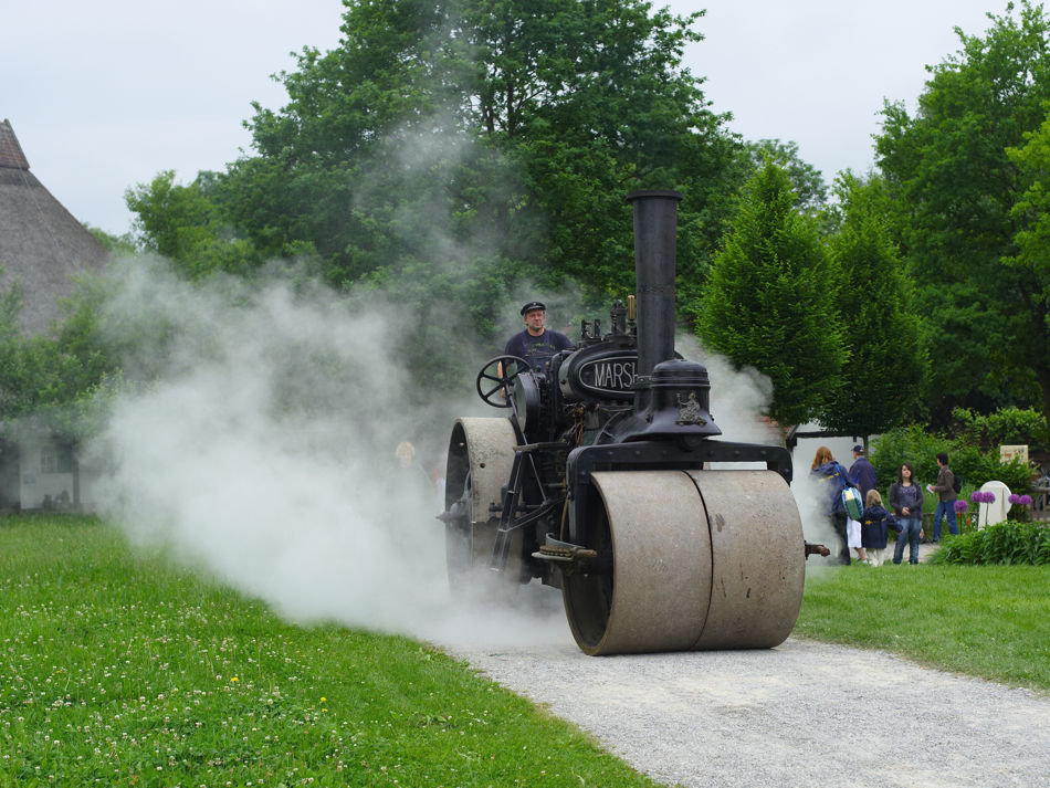 13.06.2010, Dampffest im Oberschwäbischen Museumsdorf Kürnbach bei Bad Schussenried. Eine "Marshall" Dampfwalze fährt mit Volldampf voraus.

Nikon D70