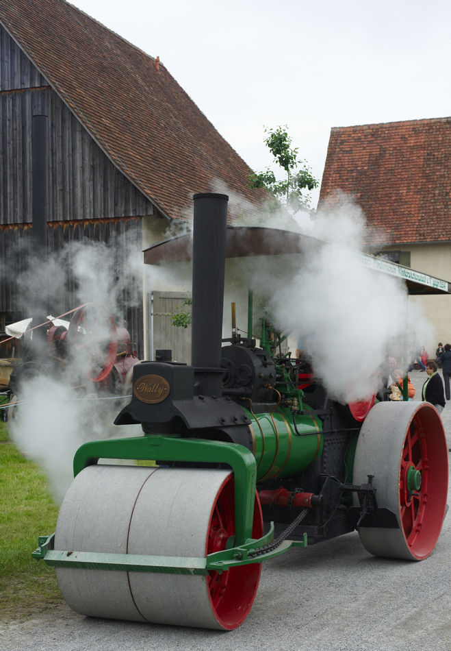 13.06.2010, Dampffest im Oberschwäbischen Museumsdorf Kürnbach bei Bad Schussenried. "Wally", eine Dampfwalze aus der Sammlung des Dampfwalzen-Förderv
