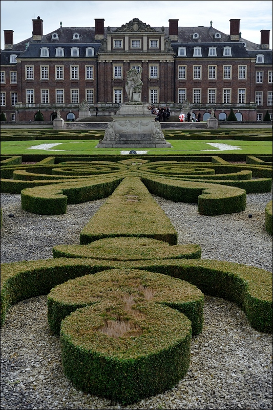 13.08.2011 - Nordkirchen - Rabatte vor dem Schloss