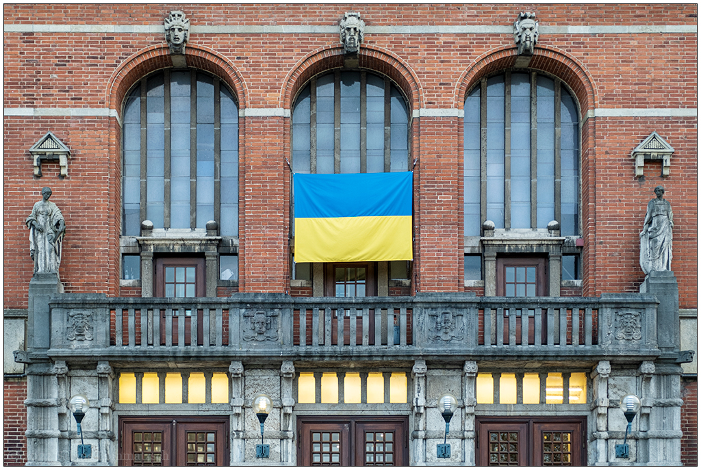173 Fotospaziergang – Opernhaus Kiel mit ukrainischer Flagge