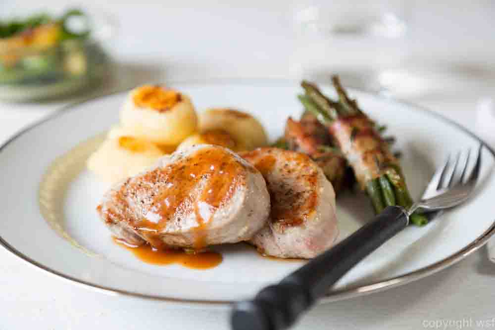 18 Schweinemedailions mit Bratkartfoffeln und Bohnen GabelDetail