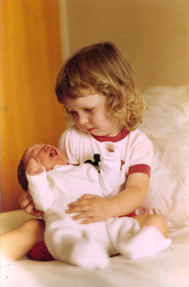 1984 - meine Tochter hat ihren ersten Kontakt mit ihrem Bruder einen Tag nach seiner Geburt
