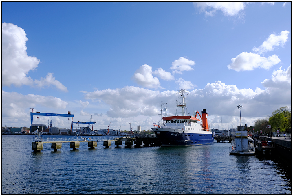 199 ALKOR mit Werft im Hintergrund
