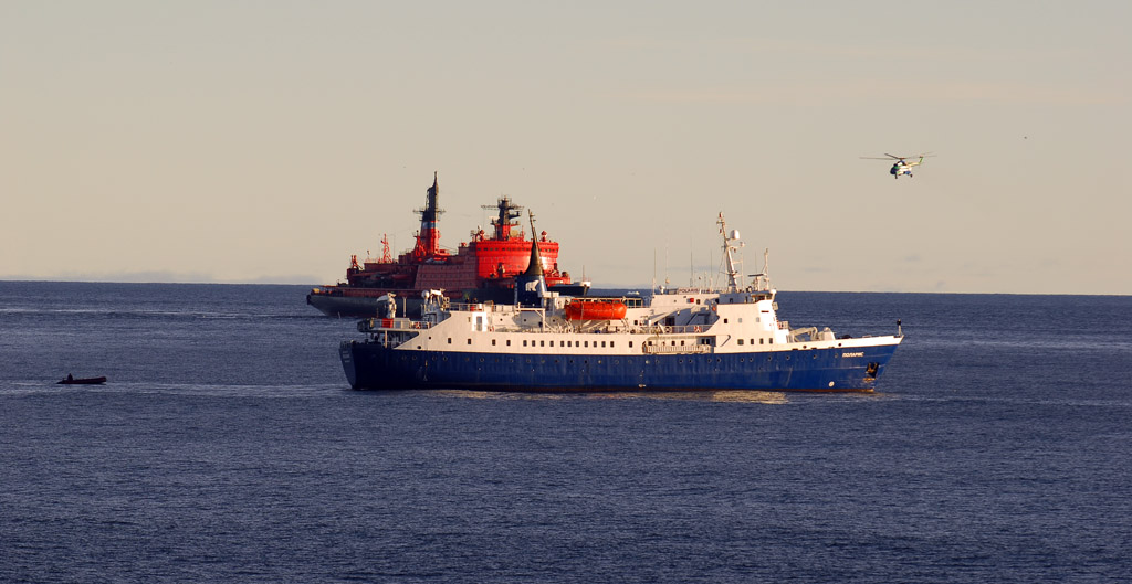 2 Expeditionsschiffe - die kleine Polaris - und der große Atomeisbrecher Yamal in den Gewässern vor Franz Josef Land