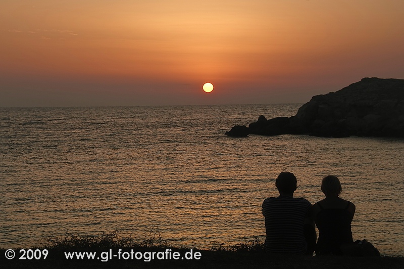 2 geniessen den Sonnenuntergang