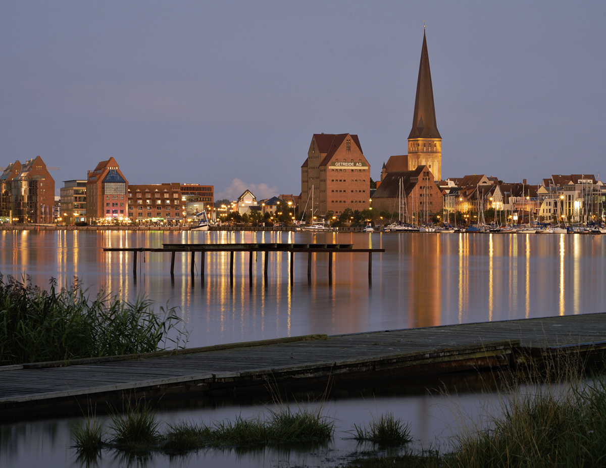 2. September 2017 - Warnow mit Stadthafenkulisse in leichter Dämmerung