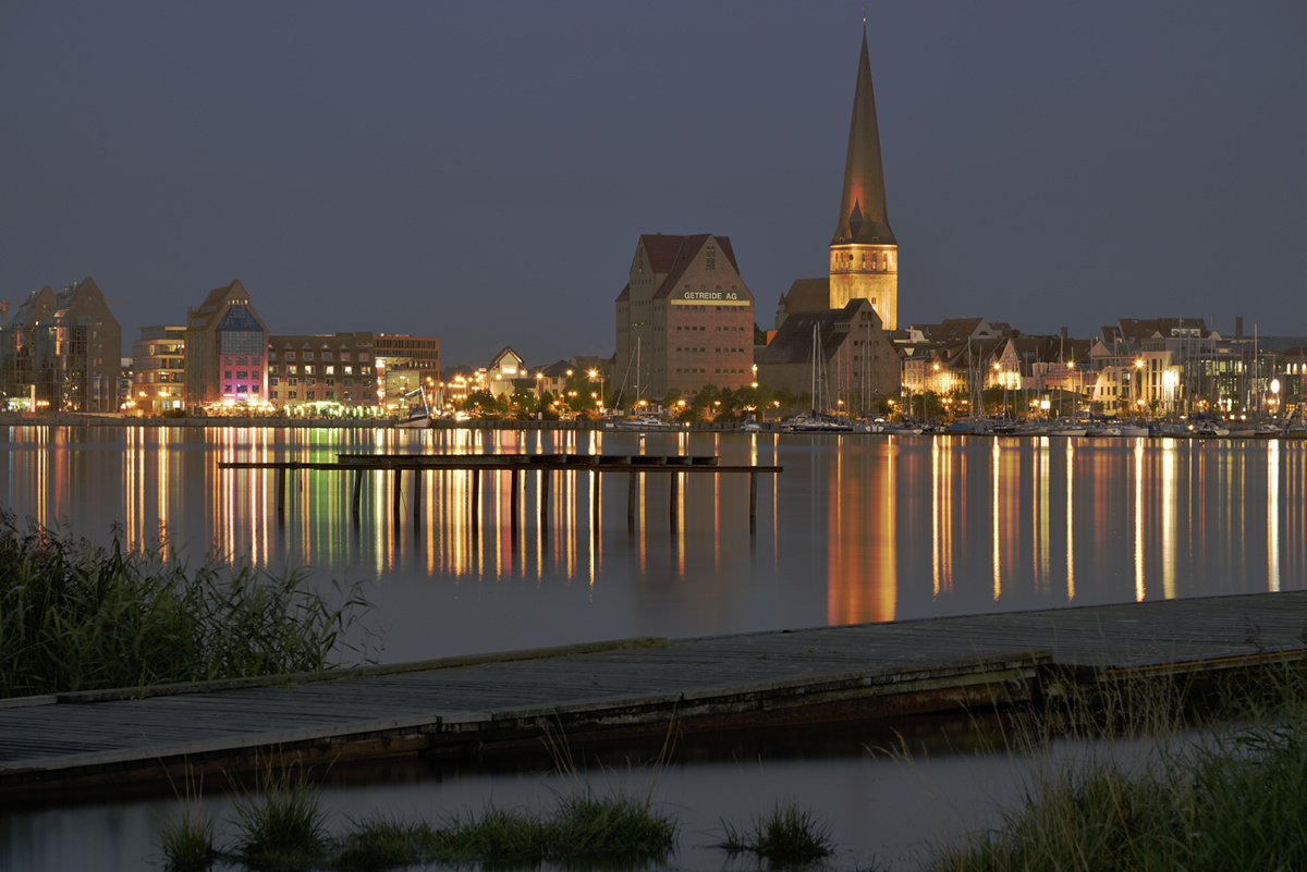 2. September 2017 - Warnow mit Stadthafenkulisse in tiefer Dämmerung