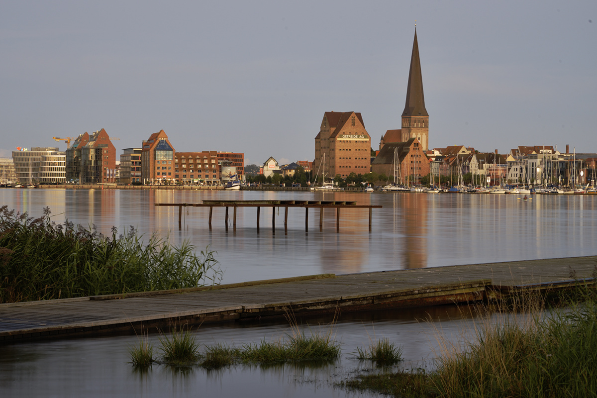 2. September 2017 - Warnow mit Stadthafenkulisse kurz nach Sonnenuntergang