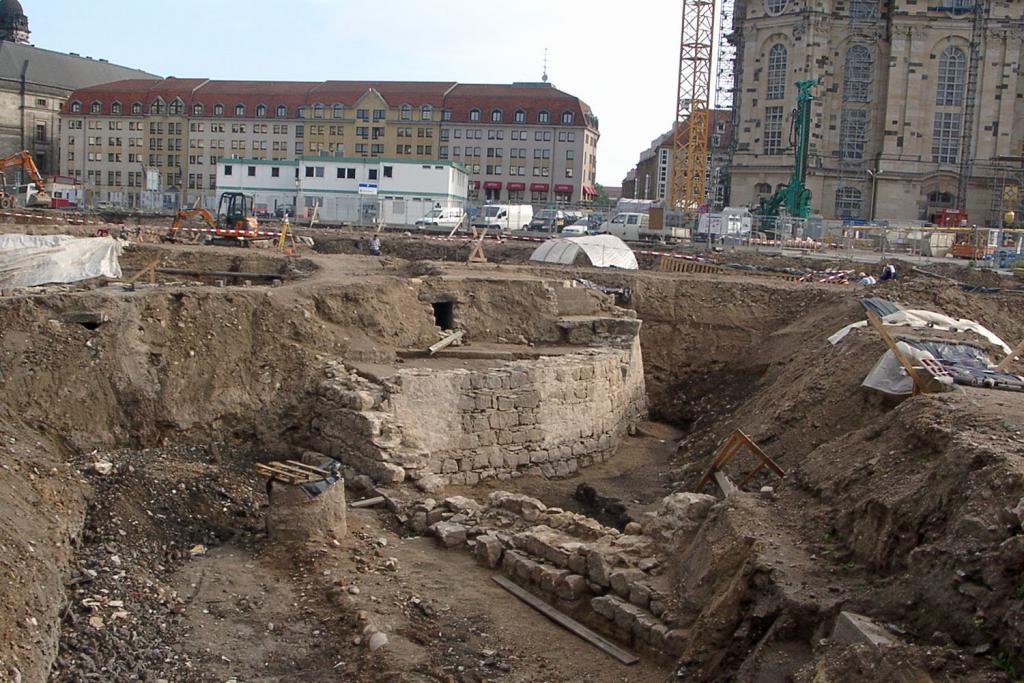 20030710  Baugrube vor der Frauenkirche