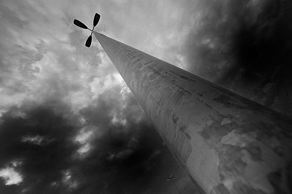 2008 11 17 Wolken mit Lampe D7C 6008 sw