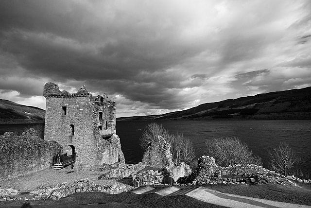 200902250678 - Dunkle Wolken über Urquhart Castle (Loch Ness - Schottland