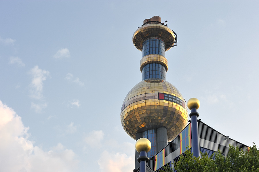 20090808 054749 Wien 2
Müllverbrennungsanlage Spittelau
künstlerisch gestaltete Fassade von Friedensreich Hundertwasser