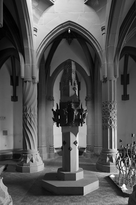 201004207928 - Bingen am Rhein: Die Bethlehemskapelle, eine teilweise unterirdische Kapelle, deren Kuppel der bekannteren Rochuskapelle vorgelagert is