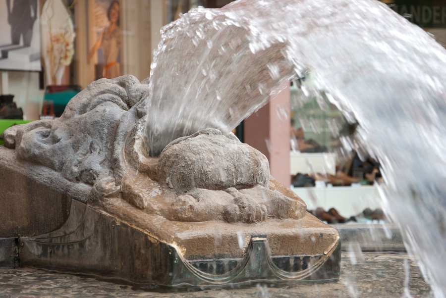 201104165008 - Brunnen auf dem Marktplatz in Mainz
