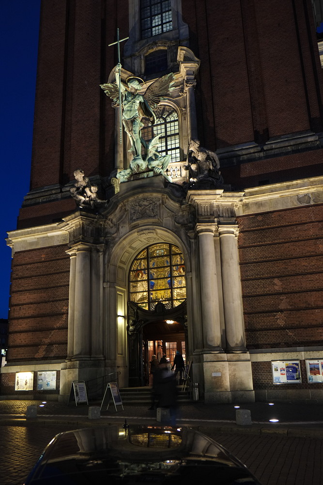 2012 11 30 165315 - Michel Hamburg - 
1/4s - f 3.2 - ISO 500 - FUJIFILM XF18-55mm F2.8-4 R LM OIS @55 (äqu. 83) mm