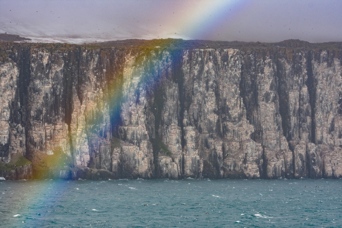 2016  0731 0852 Regenbogen vor dem Alkefjellet Spitzbergen  DSC 0663