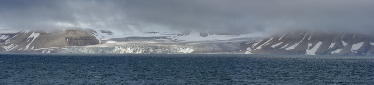 2016  0731 Regenschauer über der Hinlopenstraße vor den Gletschern von Nordaustlandet/Spitzbergen
