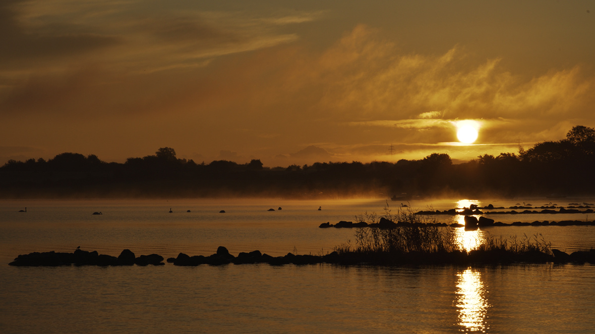 20170922 - Sonnenaufgang in Devin bei Stralsund am Morgen des Übergangs in den Herbst. Herrliche Nebelbänke lagen über dem Wasser und glitten langsam 